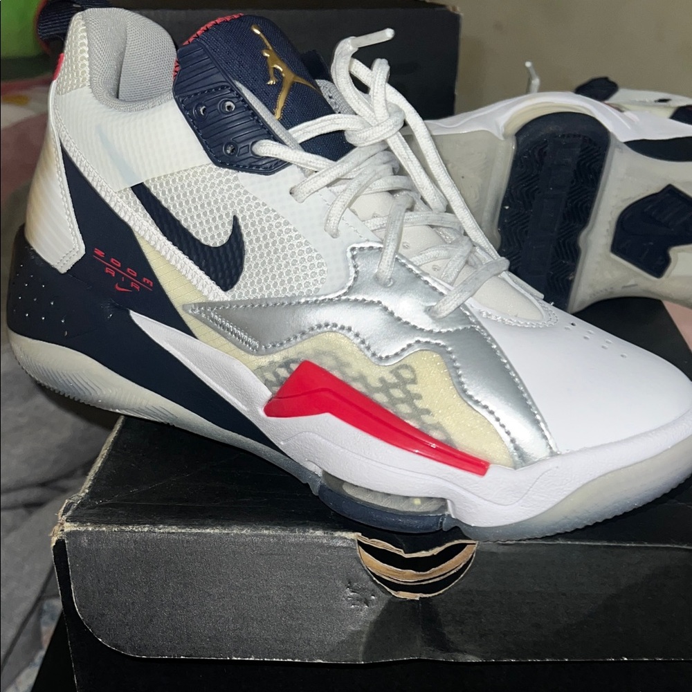 Jordan MAXIN-200, Kids Sneakers in White, Navy, and Red